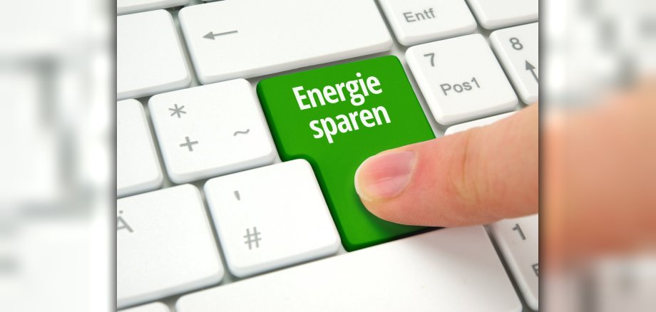 Eine Tastatur mit dem Button "Energiesparen".