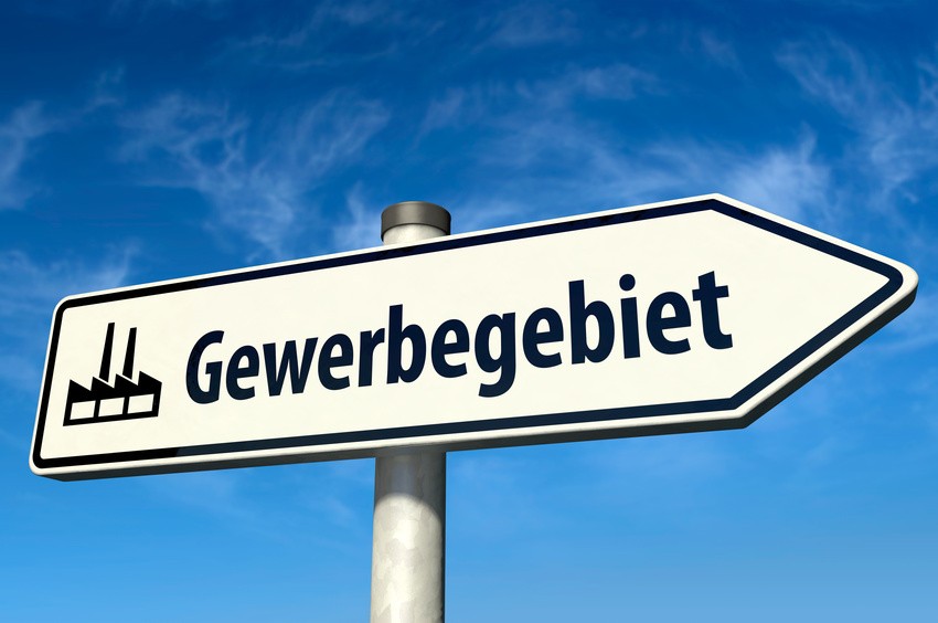 Wegweiser zum Gewerbegebiet.