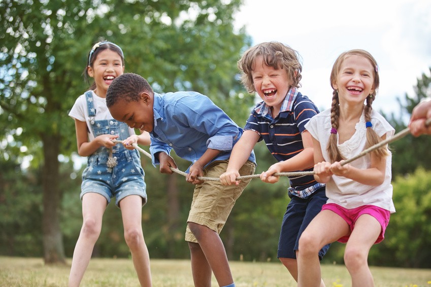 Kinder spielen Seilziehen Kinder spielen Seilziehen im Park
