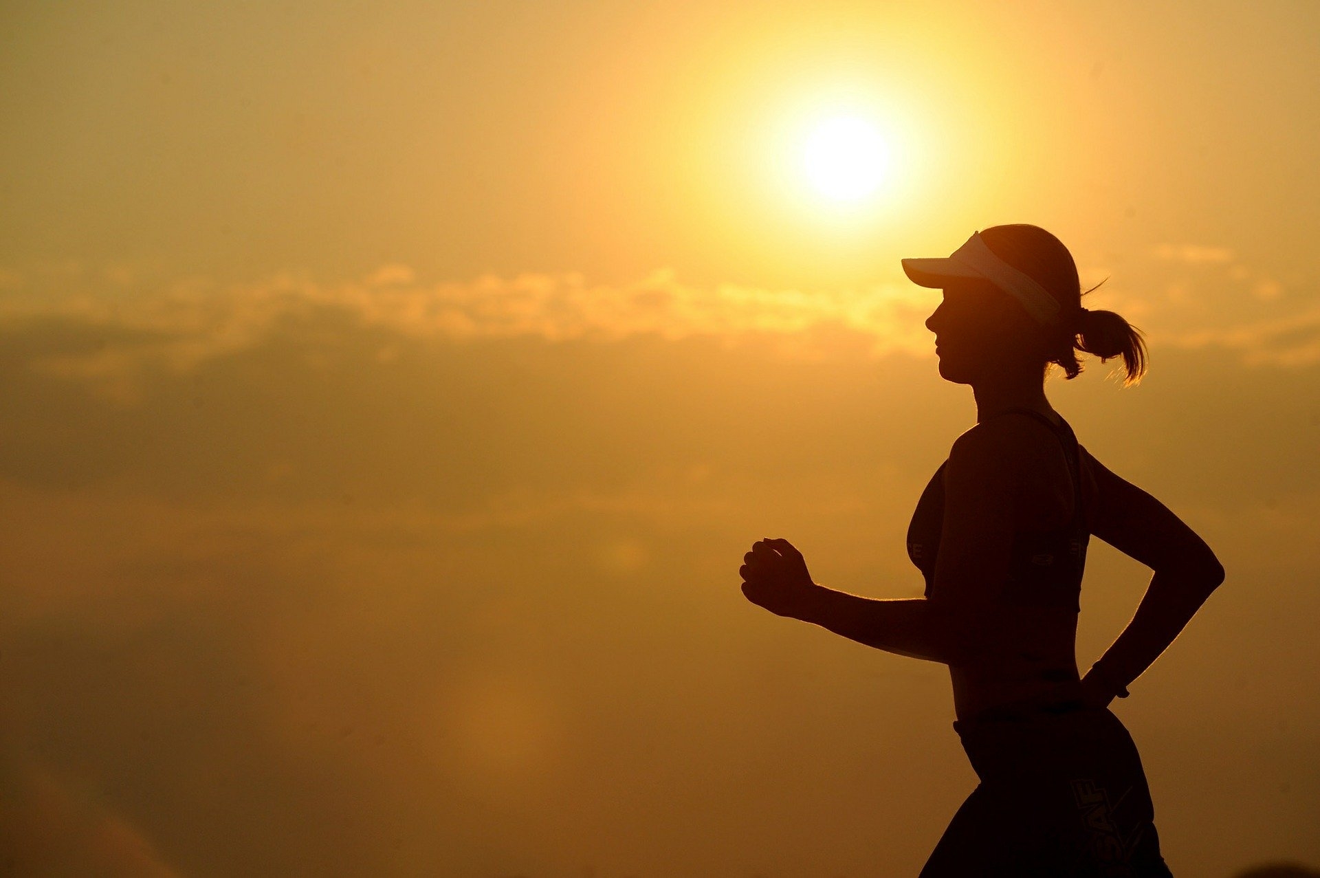 Eine Joggerin bei Sonnenuntergang.