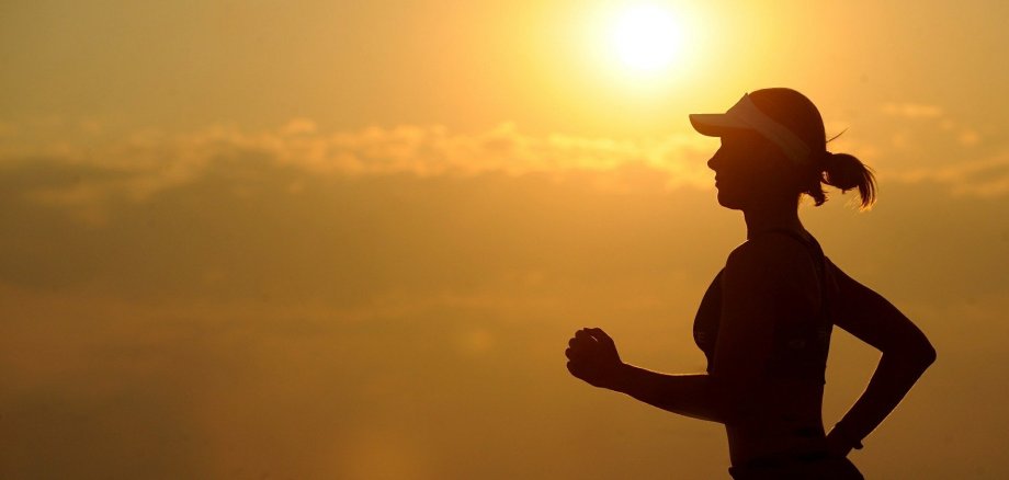 Eine Joggerin bei Sonnenuntergang.