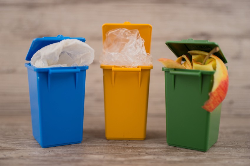 Drei verschiedenfarbige Minimülltonnen.