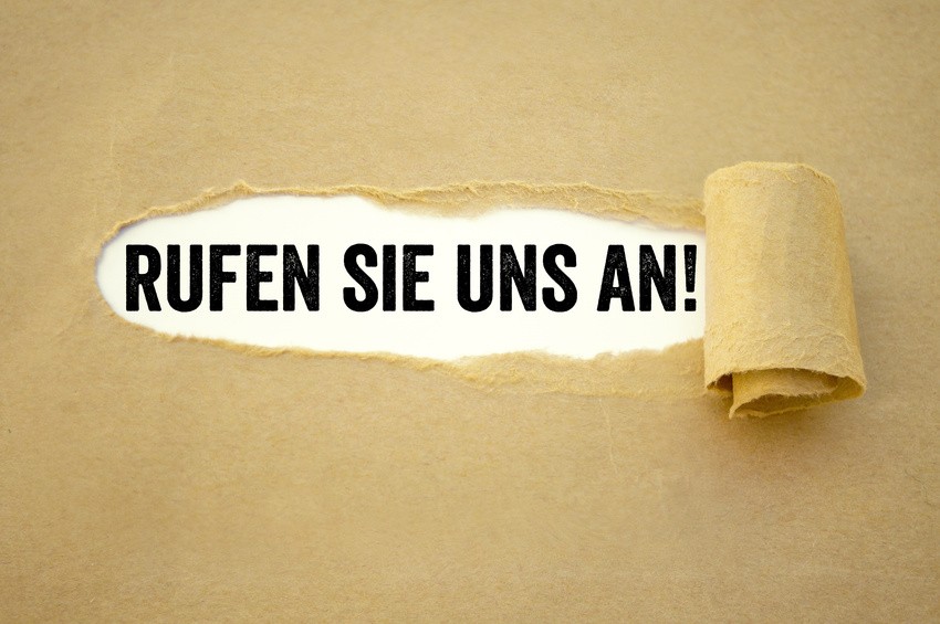 Kontaktieren Sie uns Abgerissenes Papier mit der Aufschrift: Rufen sie uns an