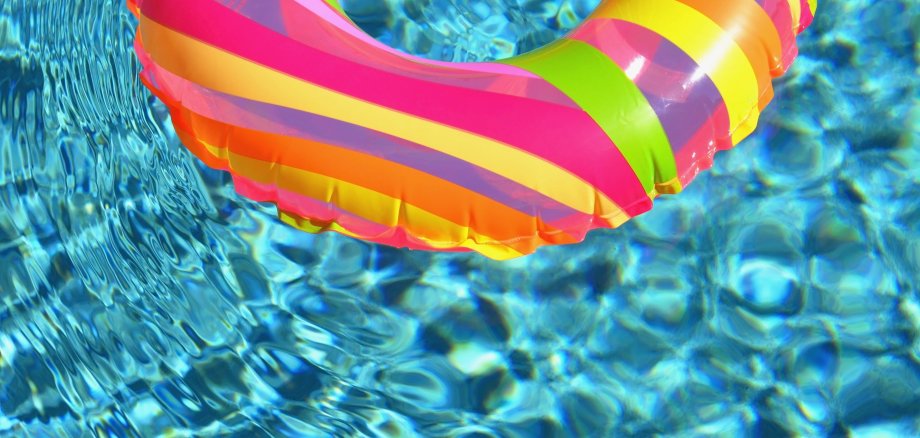 Ein Schwimmring im Wasser.