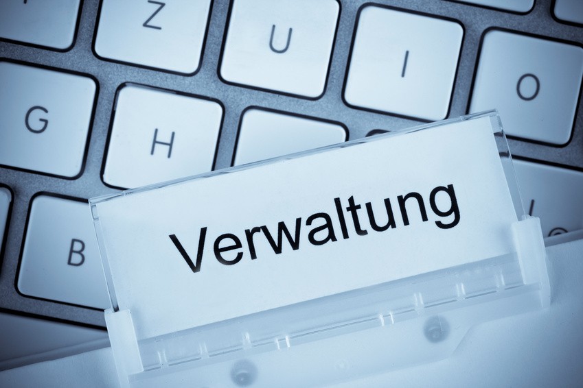 Hängeregister Verwaltung Die Mappe eines Hängeregisters vor einer Computertastatur zum Thema Verwaltung