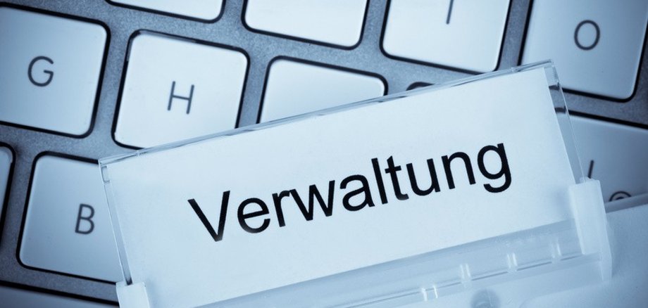 Ein Schild mit der Aufschrift Verwaltung auf einer Tastatur.