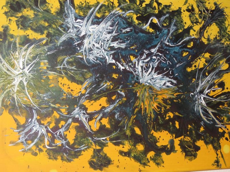 Graue Disteln auf gelbem Grund.