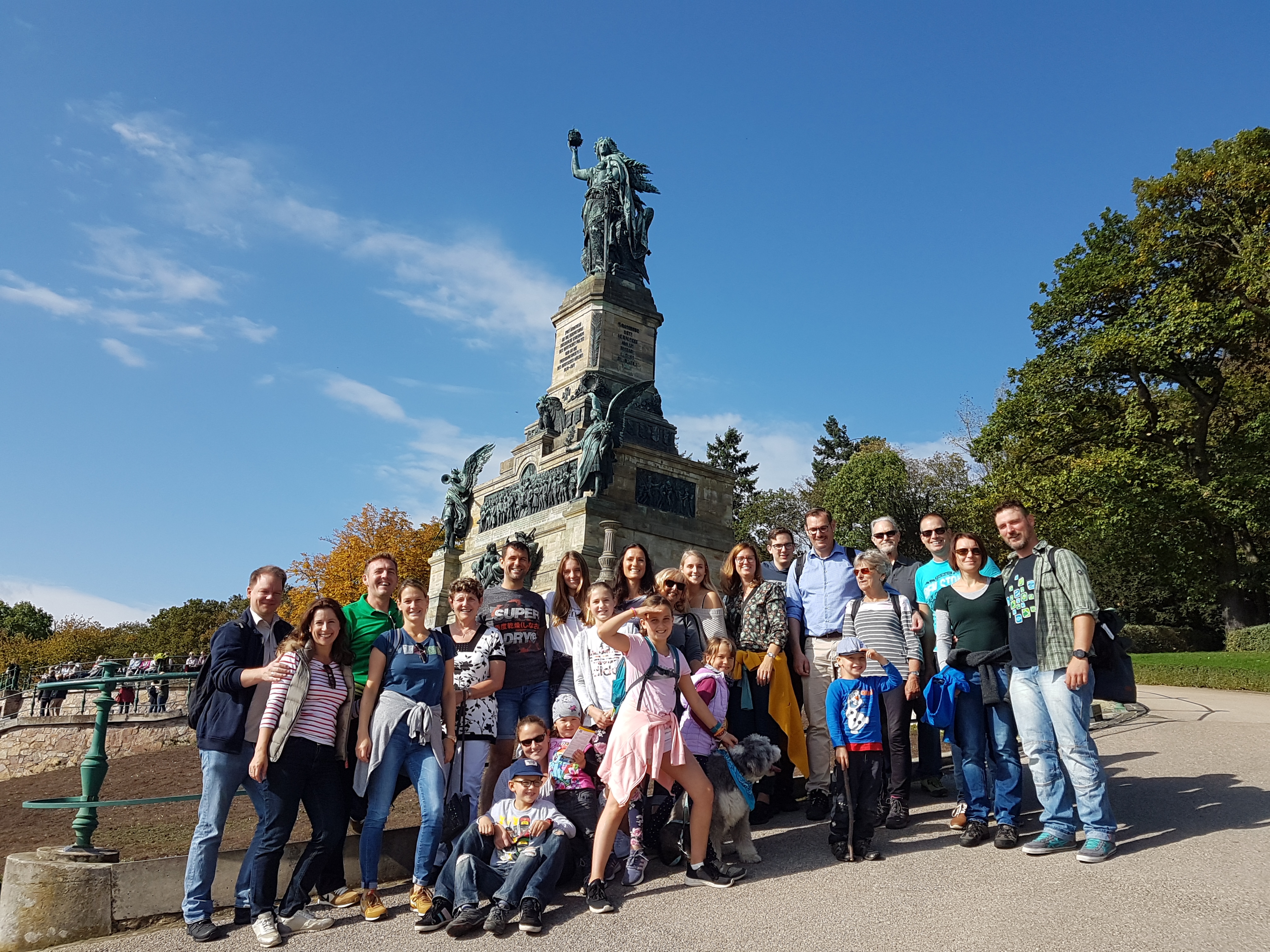 Acht Krifteler Familien mit vielen Kindern vor dem Niederwalddenkmal.