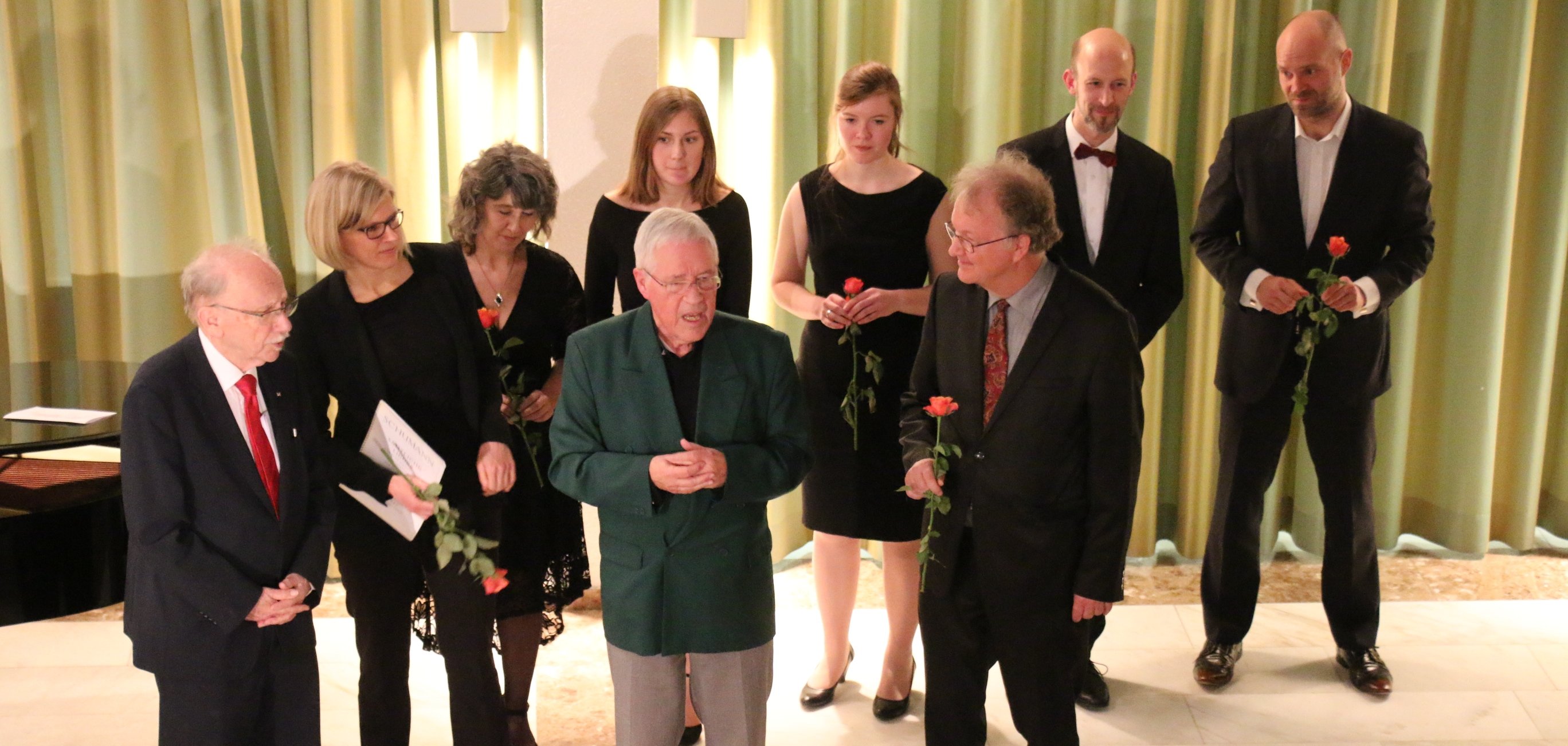 Dietmar Vollmert umringt von seinen Schülern.