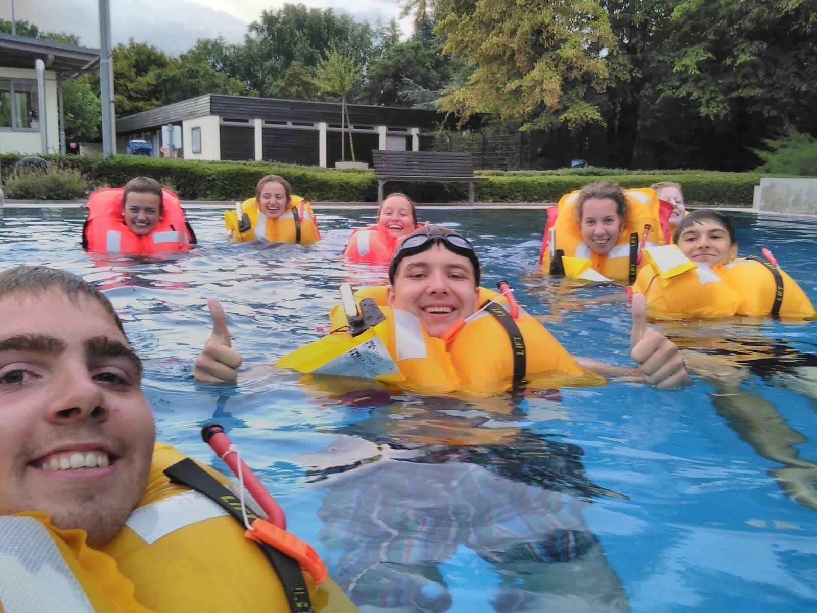 Mitglieder des DLRG testen im Wasser neue Schwimmwesten.
