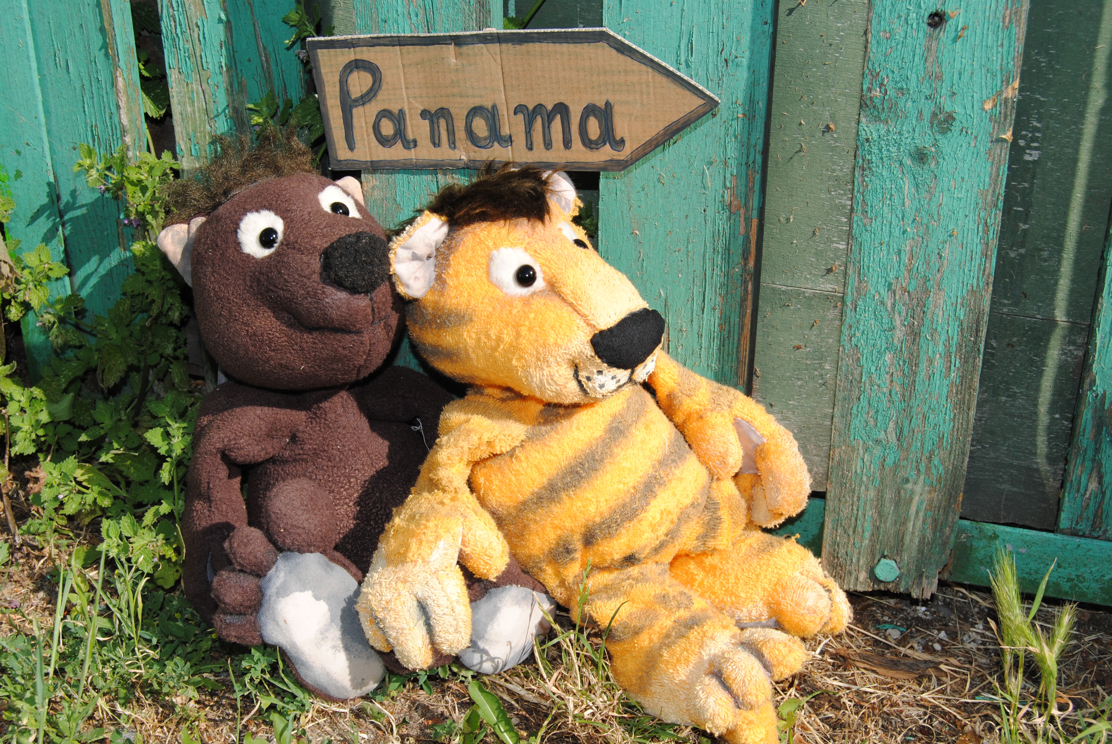 Zwei Handpuppen: der kleine Tiger und der kleine Bär.