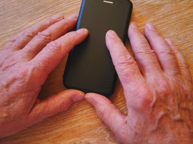 Ein Smartphone mit Händen.