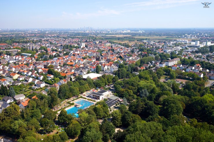 Freizeitpark und Parkbad Kriftel aus der Vogelperspektive: Das Parkbad und das Grün des Freizeitparks im Sommer.