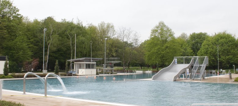 Das leere Becken des Parkbads mit Wasserrutsche