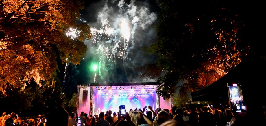 Ein Feuerwerk über der Bühne im Park.
