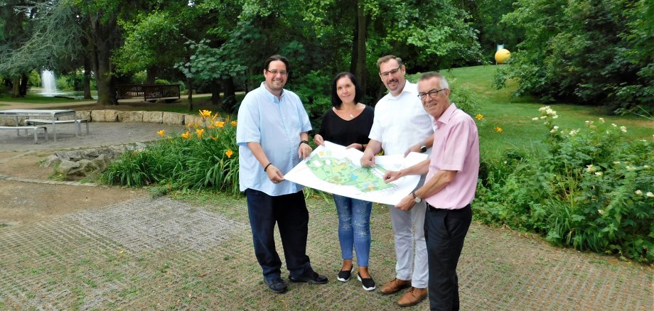 Fiore, Scheurich, Seitz und Jirasek mit Plan im Park.