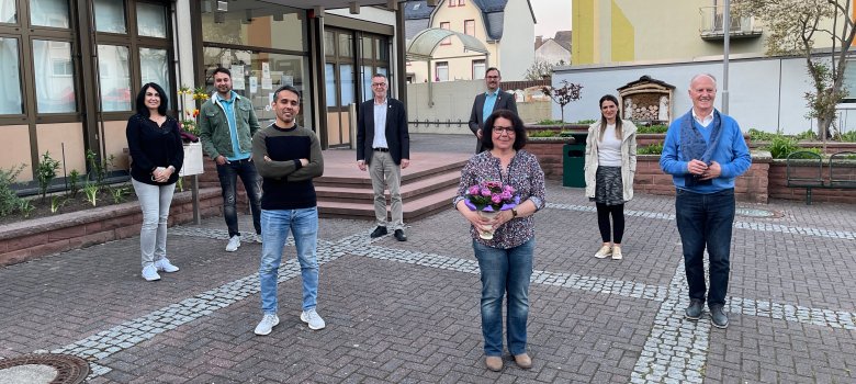 Der neugewäöhlte Ausländerbeirat mit Bürgermeister Seitz und dem Ersten Beigeordneten Jirasek vor dem Rathaus.