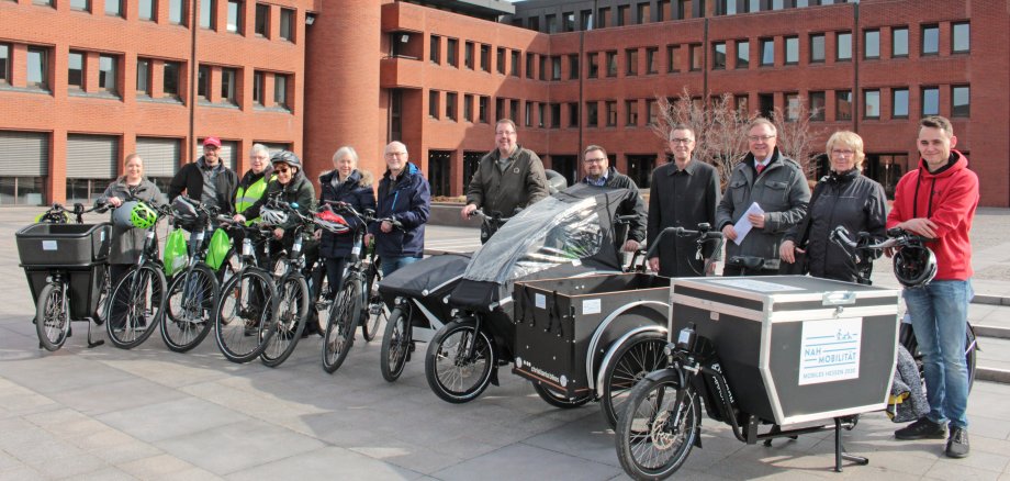 Bürger mit E-Bikes vor dem Landratsamt.