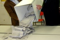 Wahlhelfer bei der Arbeit Wahlhelfer bei der Arbeit