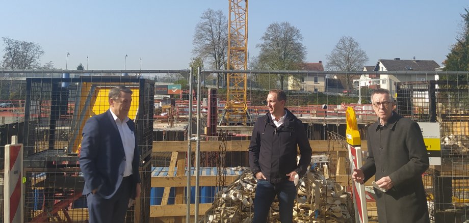 Franz Jirasek mit den Geschäftsführern der Horn Projektgesellschaft vor der Baustelle.