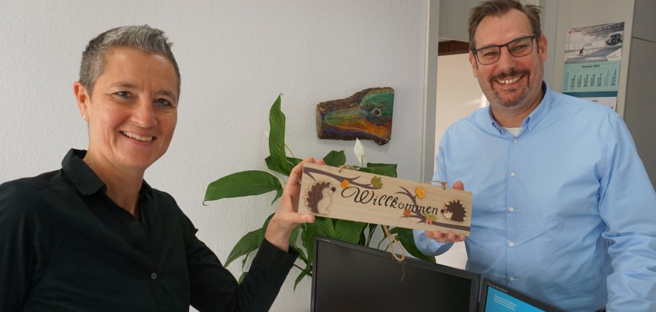 Susanne Vogt erhält ein Geschenk von Bürgermeister Seitz.