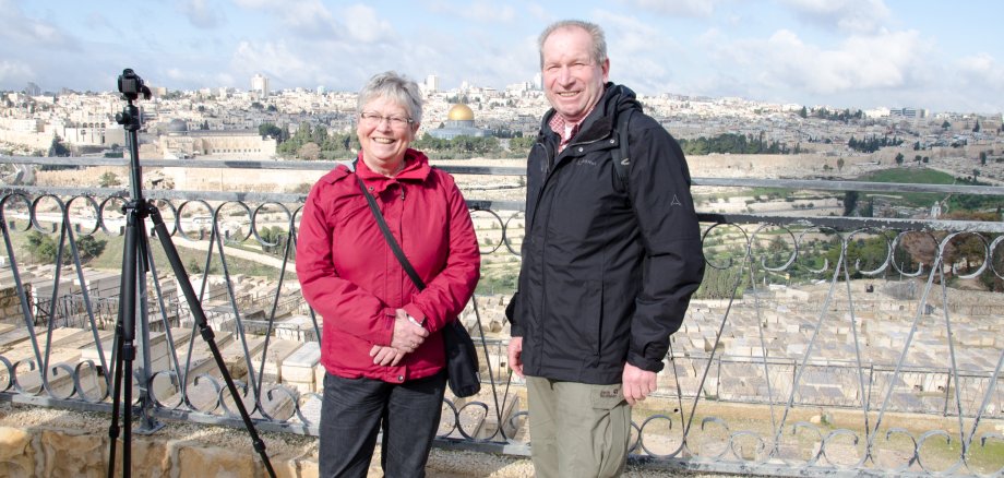 Ehepaar Mitsch auf einem Aussichtspunkt. Hinter ihnen: Jerusalem.