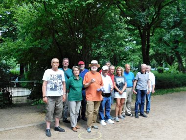 Boule- und Petanque-Spieler/innen im Park.