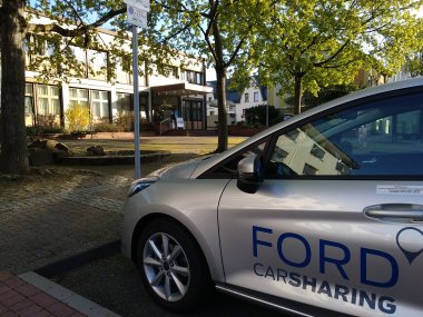 Ein Ford Fiesta vor dem Rathaus.