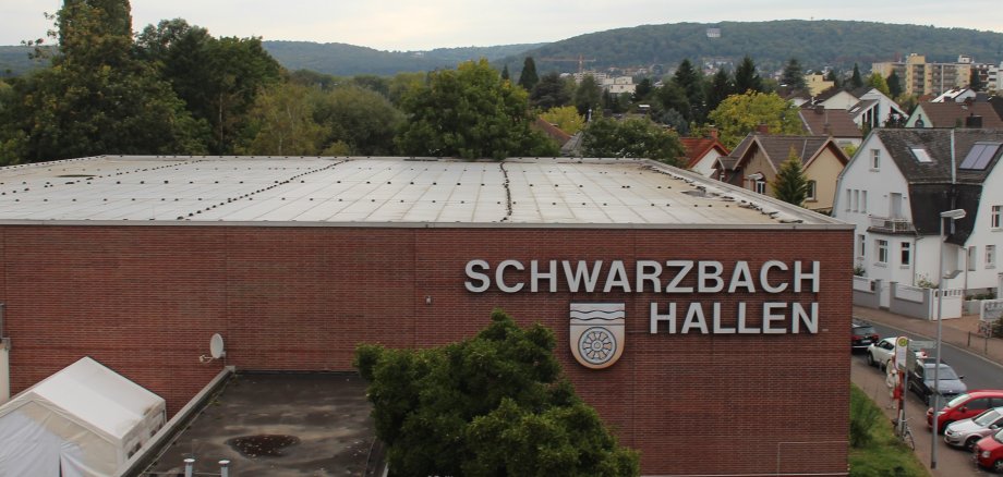 Das Flachdach der Schwarzbachhalle.