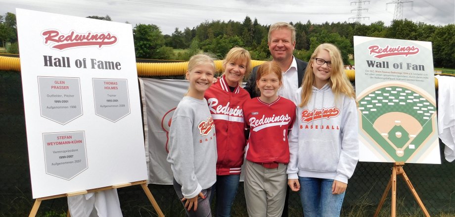 Die ganze Familie Siebers beim Jubiläum der Redwings auf dem Baseball-Areal am Sportpark Heide.