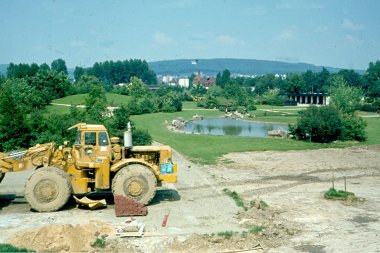 Ein Bagger im Park: 1978 wurde hier weitergebaut.