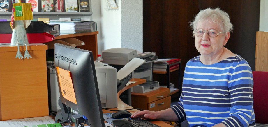 Ursel-Renate Hadiprono am Computer in der Bücherei.