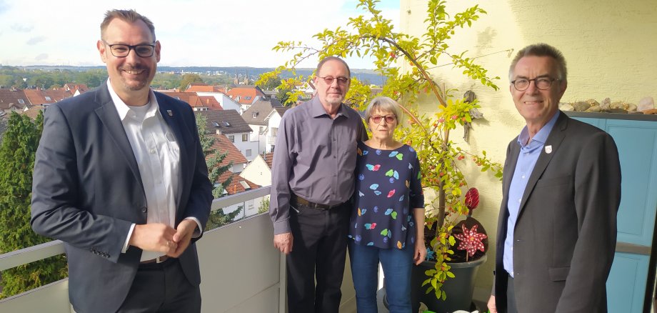 Ehepaar Barth auf ihrem Balkon, rechts und links mit Abstand Bürgermeister Seitz und Erster Beigeordneter Jirasek.
