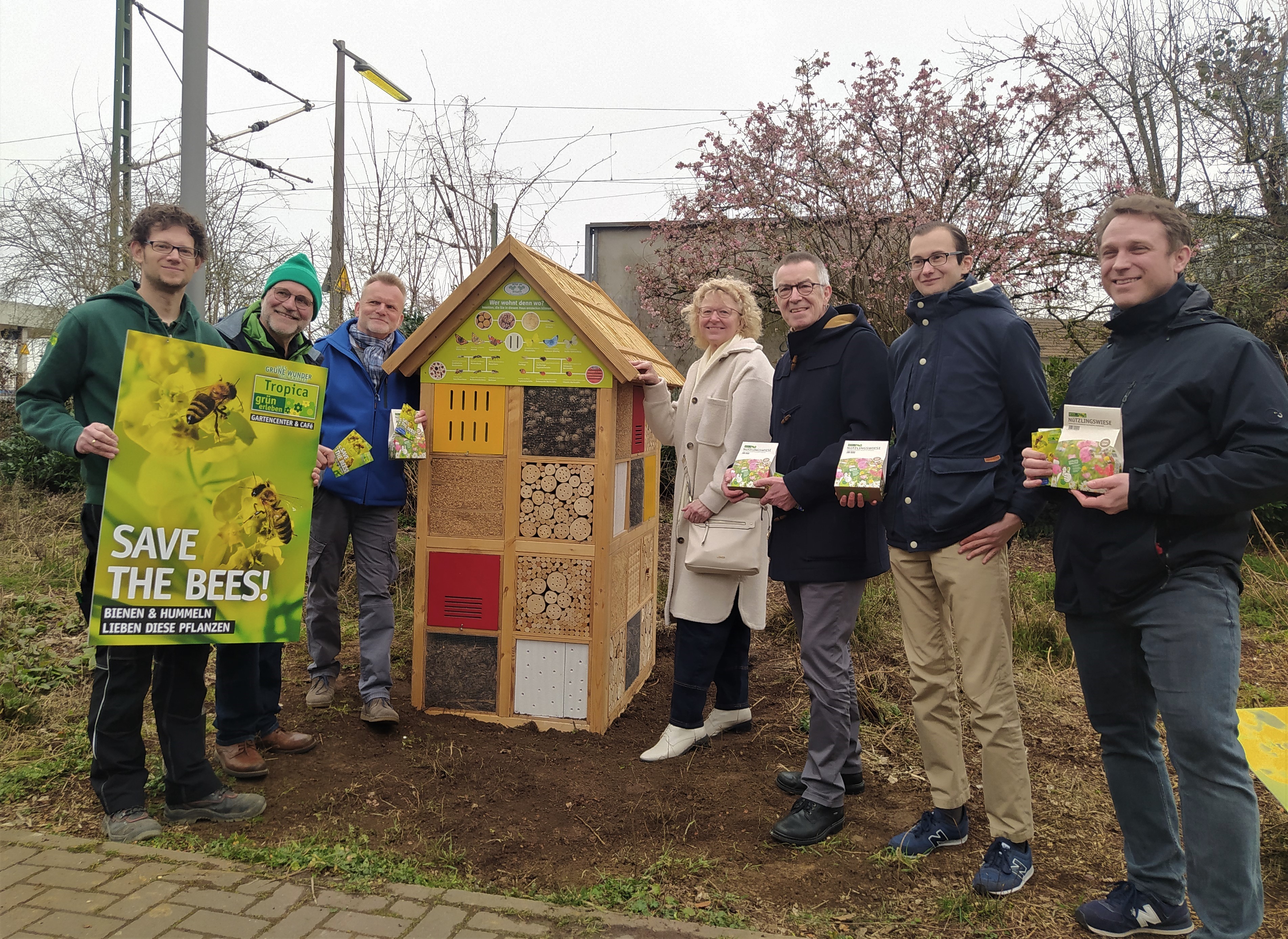 Jirasek, Tropica-Geschäftsführung und Mitarbeiter der Verwaltung neben dem Insektenhotel am Bahnhof.