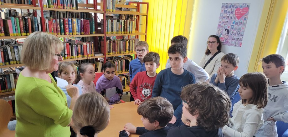 Kinder im Gespräch mit der Leiterin derGemeindebücherei.