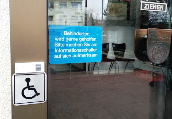 Klingel an Rathauseingang.jpg