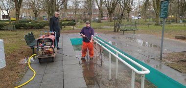 Das Kneipp-Becken im Freizeitpark wird gereinigt.