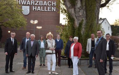 Der neu gewählte Gemeindevorstand vor der Schwarzbachhalle.
