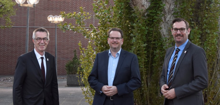 Alexander Fesist mit Franz Jirasek und Christian Seitz vor der Schwarzbachhalle.