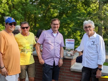 Der Spendentopf mit Bürgermeister und Organisatoren beim "Kriftel unpluggend"-Open Air.