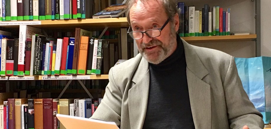 Paul Pfeffer liest in der Gemeindebücherei.
