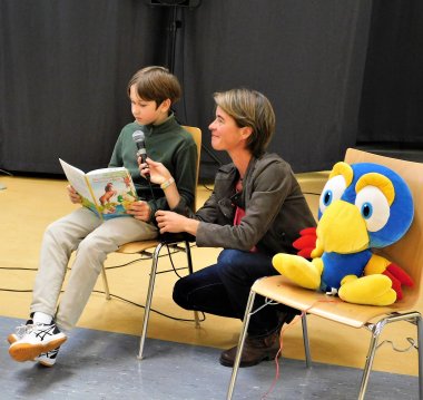 Autorin Julia Morgenthaler mit Schüler Marc aus der Ukraine.