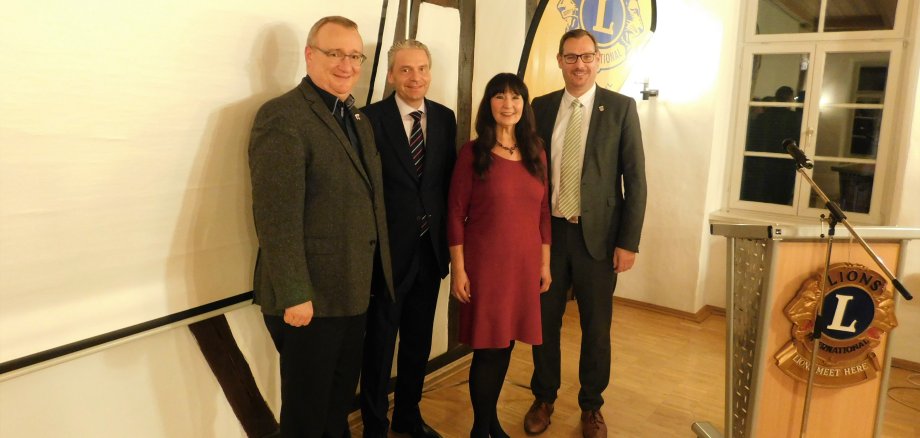 Bürgermeister Schindling (Hattersheim) und Bürgermeister Seitz (Kriftel) sowie Landrat Cyriax und Lions-Chefin Edeltraud Moos-Czech neben dem Mikrofon.
