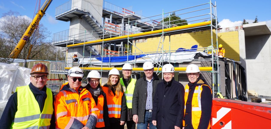 Der Landrat mit vielen Fachleuten auf der Baustelle.