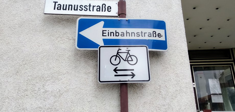 Ein Schild für Fahrradfahrer.