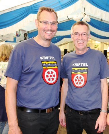 Seitz und Jirasek 2016 auf der Kerb in Kriftel T-Shirts.