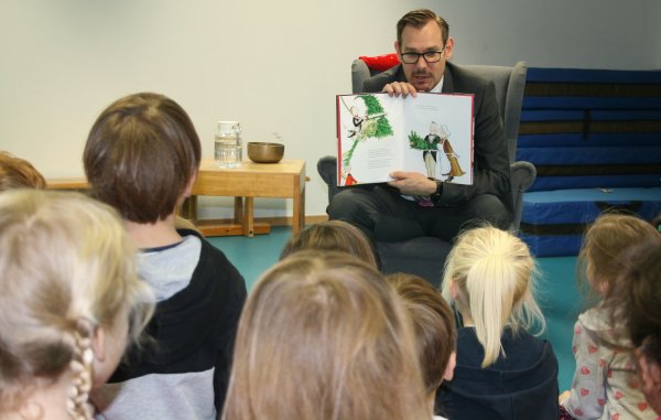 Seitz liest in Kitas_Weihnachtsgeschichte (5).JPG
