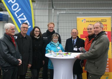 Die Sicherheitsberater/innen an einem Infostand.