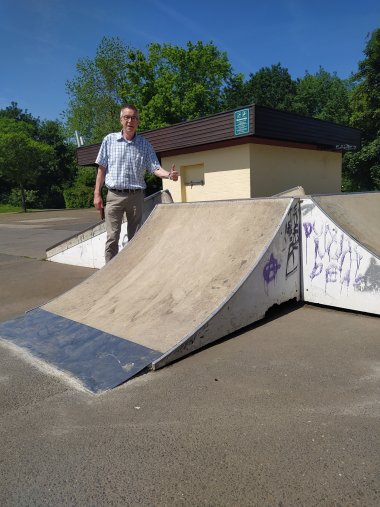 Jirasek neben Skaterbahn.