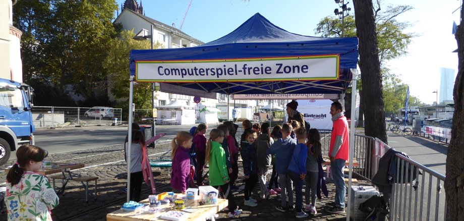 Ein Zelt mit der Aufschrift "Computerspiel-freie Zone".